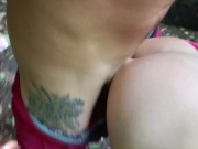 Petite salope tatouée se laisse prendre comme une chienne dans la forêt 8/16