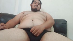 Veo porno y disfruto mis nuevas trusas