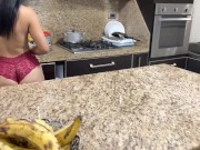 Encontre a mi Hermosa Madrastra Cocinando en Bikini bien Sexy con su Enorme Culo 1/16