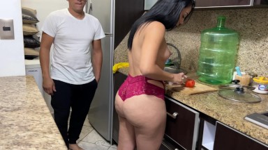 I found a Beautiful Milf Cooking in a Very Sexy Bikini with her Huge Ass