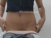 Gostosa  se exibindo no banheiro público 3/16