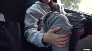 Me masturbo en el uber esperando que mi conductor no haya escuchado nada