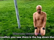 VOST engl - Cet inférieur nu soumis étend le linge. 4/16