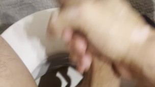 chico dotado con vitiligo se masturba hasta venirse