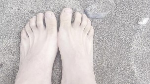 Pies caliente en la playa con mi polla