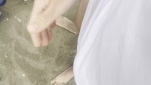 A las 20:30 horas con frio en la playa, me calente y empezo a subir mi gran polla