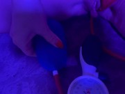 Ласкает мокрую киску и кончает от МАССАЖЕРА ДЛЯ ОРГАЗМОВ - Screenshot 11 of 16 - HD