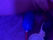 Ласкает мокрую киску и кончает от МАССАЖЕРА ДЛЯ ОРГАЗМОВ - Screenshot 16 of 16 - HD