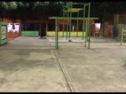 salgo en la noche cachondo y encontré una joven morena dispuesta a follar en el rastrojo