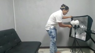 le hago sesión de fotos al desnudo ya que no le quedo ninguna prenda, y me pone cachonda