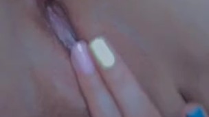 Me consiento el coño mientras mi marido no está en casa