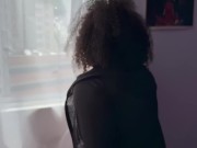 chica depravada se masturba en la ventana espiando a dos chicas en la piscina de su residencia