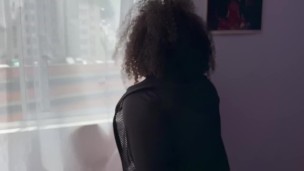 chica depravada se masturba en la ventana espiando a dos chicas en la piscina de su residencia