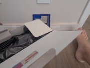 gostosa mostra a buceta sutilmente 2/16