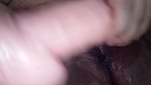 Me despierto muy mojada y me masturbo hasta llegar al orgasmo