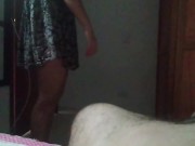 Hermanastra latina me descubre masturbándome se levanta su vestido y se sienta en mi polla, Creampie 2/16