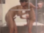 巨乳の彼女をお風呂のガラスに押し付けて後ろから手マンしてあげたら腰をガクガクさせながら痙攣絶頂　丸見え　　クリ責め　喘ぎ声　色白美乳　かわいい　素人　カップル　投稿　個人撮影　日本人　えむゆみ - Screenshot 3 of 16 - Japanese Amateur