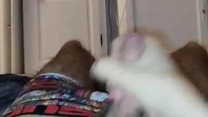 Jeune PD se branle et ejacule avec sa bite