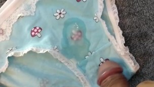Me gustan las bragas de mi hijastra para hacerme correrse en ellas