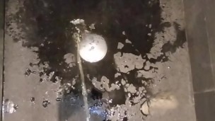 Jeune homme PD pisse sous la douche