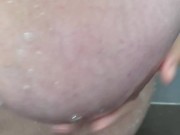 espio a mi vecina mientras se baña y le pruebo sus enormes tetas 8/16