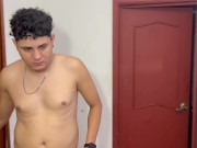 LA PEQUEÑA HERMANASTRA ESTÁ DESCANSANDO EN SU CUARTO Y SU HERMANASTROS MAYOR METE SU ENORME POLLA EN 1/16