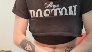 Jerk off di twink nel bagno di casa sua, duro e arrapato!