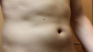 細マッチョがボディチェックしながらオナニーする