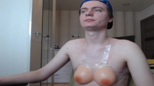 Сексуальный парень гей, одел новую женскую силиконовую грудь.