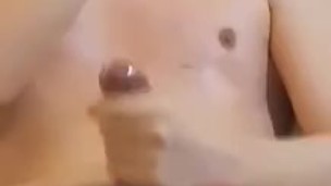 colombiano hablando sucio insulta en español en camara mientras se masturba