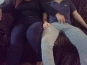 En plena película me da una buena mamada con garganta profunda ¡Se tragó todo mi Vergatron!