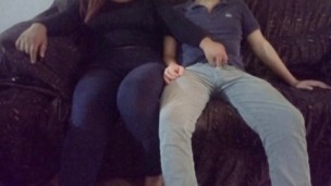 En plena película me da una buena mamada con garganta profunda ¡Se tragó todo mi Vergatron!