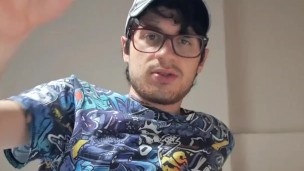 Ragazzo si sega col cuscino sotto al cazzo dopo aver mostrato il buco del culo