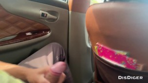 Рискованный минет в такси - Девушка сосёт член пока водитель не видит