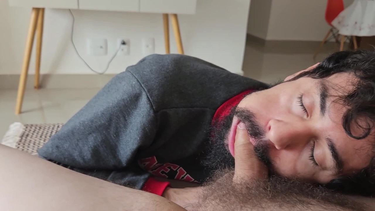 BEARDED BOY MAKING BREAKFAST SUCKING HUSBAND'S BIG DICK - 無料セックスビデオ - RedTube
