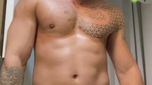 Ex rugbier muestra su verga