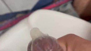 Me pajean en baño público y eyaculo en condon