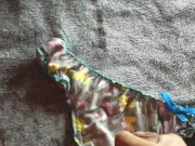 uso las tangas de mi vecina imaginando que es ella y le hago cum 12/16