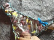 uso las tangas de mi vecina imaginando que es ella y le hago cum 13/16