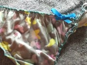 uso las tangas de mi vecina imaginando que es ella y le hago cum 15/16