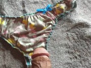 uso las tangas de mi vecina imaginando que es ella y le hago cum 4/16