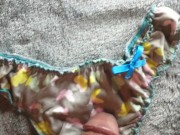 uso las tangas de mi vecina imaginando que es ella y le hago cum 6/16