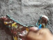 uso las tangas de mi vecina imaginando que es ella y le hago cum 8/16