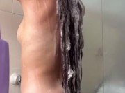 Morena dos cabelos longos tomando banho 10/16