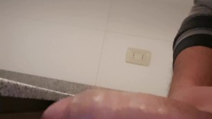 Chileno mastubandose en el baño
