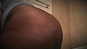 Shakes ass
