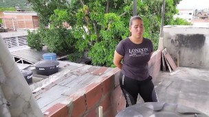 DESCUBRO FUMANDO A MI HERMANASTRA EN LA AZOTEA Y ME PIDE FOLLAR MIENTRAS ME CHUPA LA POLLA PARA NO C