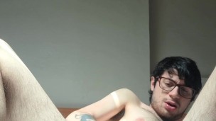 Twink si allarga il buchetto del culo con le dita mentre geme