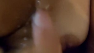 Gli faccio una sega coi piedi e mi sborra sulle tette