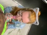 Ruiva gostosa é pega de surpresa no elevador e acaba caindo de boca antes de levar piroca na buceta 1/16